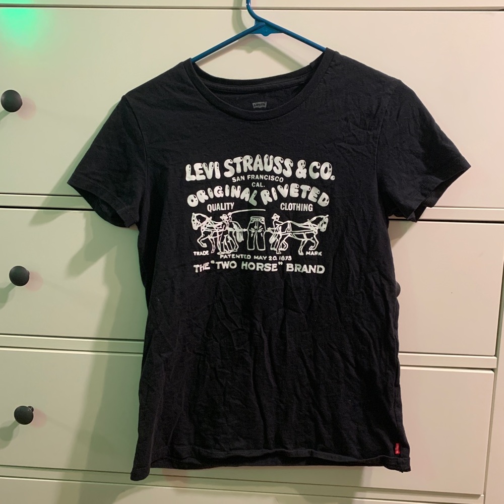 LEVI’S graphic t